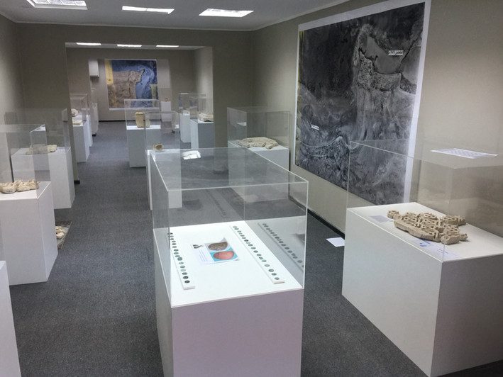 Exhibition hall with display cases of finds from the Al Dhaayen excavation
